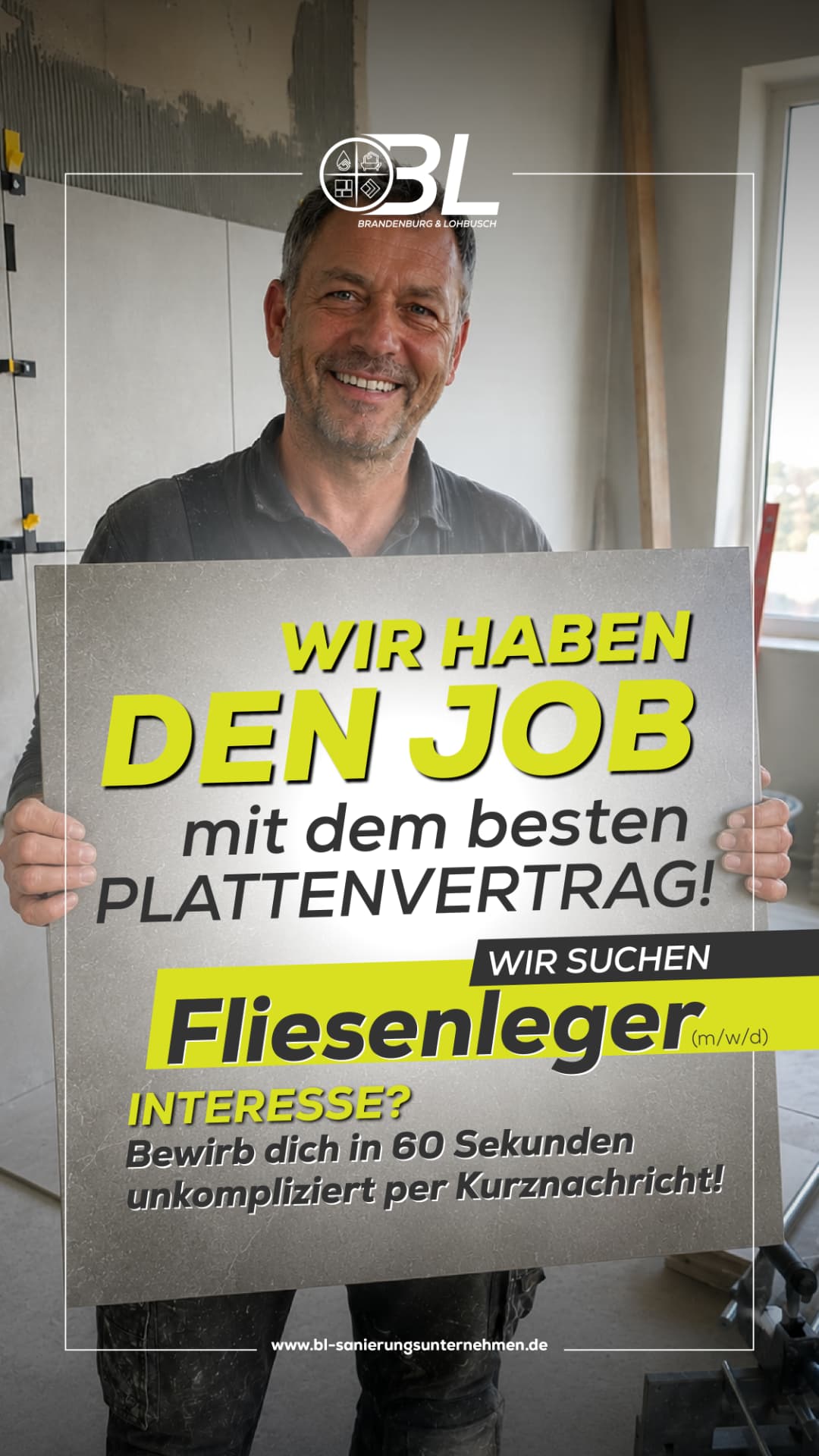 Mitarbeiter von Brandenburg & Lohbusch mit Fliesenplatte auf der Baustelle